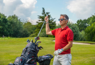 Mann beim Golfen - EuroParcs Aan de Maas - Kerkdriel, Gelderland, Niederlande