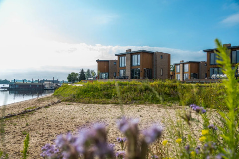 Accommodaties en omgeving - EuroParcs Aan de Maas - Kerkdriel, Gelderland, Nederland