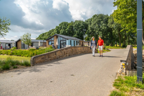 Spaziergang durch den Ferienpark - EuroParcs Aan de Maas - Kerkdriel, Gelderland, Niederlande