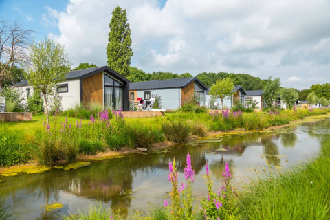 Hébergement le long du fossé - EuroParcs Aan de Maas - Kerkdriel, Gelderland, Pays-Bas