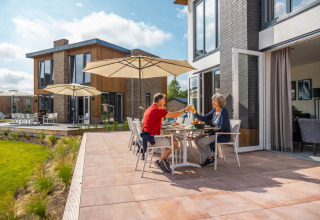 Brindando en la terraza - EuroParcs Aan de Maas - Kerkdriel, Gelderland, Países Bajos