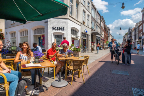 Auf der Terrasse in der Stadt - EuroParcs Aan de Maas - Kerkdriel, Gelderland, Niederlande