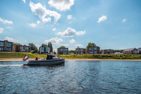 Segeln auf dem Fluss - EuroParcs Aan de Maas - Kerkdriel, Gelderland, Niederlande