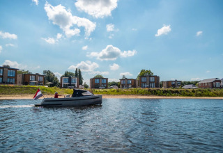Segeln auf dem Fluss - EuroParcs Aan de Maas - Kerkdriel, Gelderland, Niederlande
