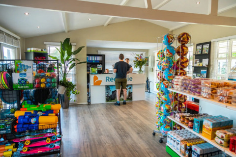 Recepción y tienda - EuroParcs Aan de Maas - Kerkdriel, Güeldres, Países Bajos
