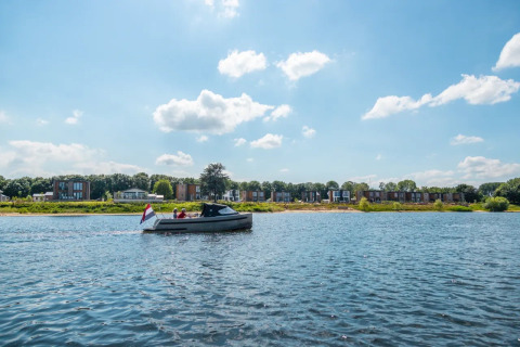 Boot auf dem Wasser - EuroParcs Aan de Maas - Kerkdriel, Gelderland, Niederlande