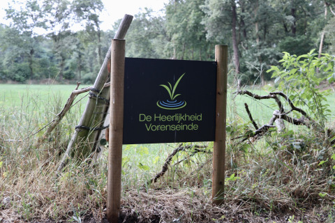 Cartello del Camping de Heerlijkheid Vorenseinde, parco vacanze nel Brabant Settentrionale, nei Paesi Bassi, immerso nella natura.