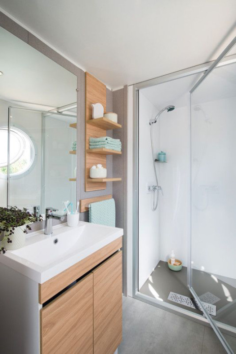 Baño moderno en Lodge XL, Vakantiepark Bergumermeer, Países Bajos, con ducha y muebles de madera.