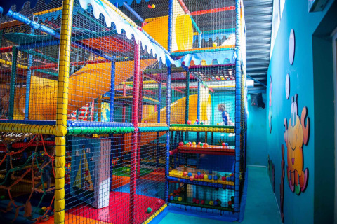 Parque infantil cubierto con toboganes y piscinas de bolas en Vakantiepark Bergumermeer, Frisia, Países Bajos.