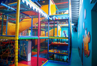 Indoor-Spielplatz mit bunten Rutschen und Bällen im Vakantiepark Bergumermeer in Friesland, Niederlande.