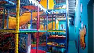 Parque infantil cubierto con toboganes y piscinas de bolas en Vakantiepark Bergumermeer, Frisia, Países Bajos.