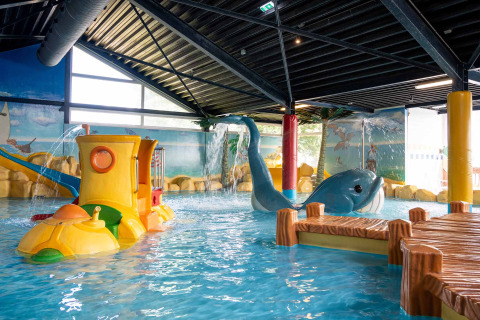 Piscine intérieure pour enfants avec jeux colorés et jets d'eau au Vakantiepark Bergumermeer, Friesland.
