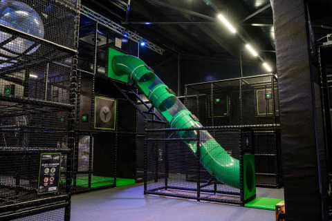 Zona de juegos interior con tobogán verde en Vakantiepark Bergumermeer, Frisia, Países Bajos.