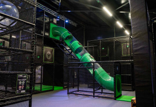 Indoor-Spielplatz mit grüner Rutsche im Vakantiepark Bergumermeer in Friesland, Niederlande.