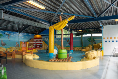 Zona infantil de juegos acuáticos bajo techo con temática pirata en Vakantiepark Bergumermeer, Frisia, Países Bajos.
