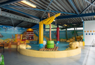 Indendørs vandlegeplads for børn med pirattema i ferieparken Bergumermeer, Friesland, Holland.