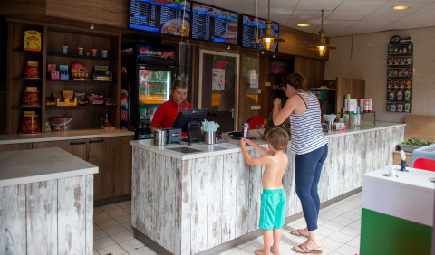 Clienti ordinano al bancone di uno snack bar al Vakantiepark Bergumermeer, Friesland, Paesi Bassi.