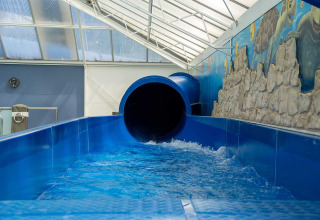 Blaue Wasserrutsche im Innenbereich des Vakantiepark Bergumermeer, Ferienpark in Friesland, Niederlande.