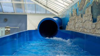 Tobogán azul cubierto de agua en Vakantiepark Bergumermeer, parque vacacional en Friesland, Países Bajos.