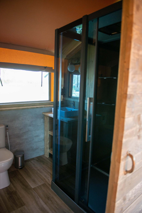Badeværelse i Safari-telt på Vakantiepark Bergumermeer, Nederlandene, med bruser, toilet og håndvask.
