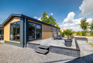 Moderna Waterlodge tipo 2 en Vakantiepark Bergumermeer, Países Bajos, con terraza y muebles de jardín.