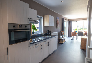 Moderne køkken og spisestue i Waterlodge type 2 på Vakantiepark Bergumermeer i Holland med naturligt lys.