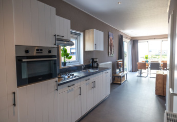 Moderne køkken og spisestue i Waterlodge type 2 på Vakantiepark Bergumermeer i Holland med naturligt lys.