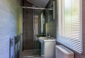 Bagno moderno al Forest Cottage presso Recreatiepark de Paalberg, Paesi Bassi, con doccia e veneziane bianche.