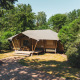 Glamping-telt på Recreatiepark de Paalberg i Holland, omkranset af frodig skov og grønne omgivelser.
