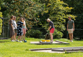Gruppe von Menschen spielt Minigolf im Grünen im Recreatiepark de Paalberg, Gelderland, Niederlande.