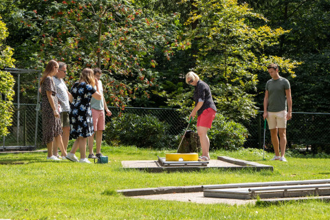 Gruppe von Menschen spielt Minigolf im Grünen im Recreatiepark de Paalberg, Gelderland, Niederlande.