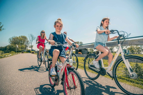 Fietsen - EuroParcs De Rijp - West-Graftdijk, Noord-Holland, Nederland