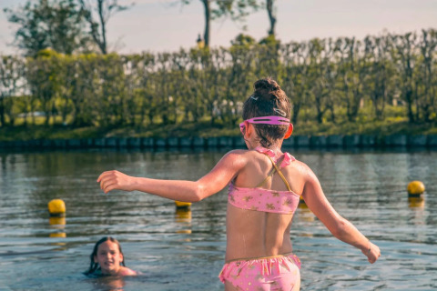 Kinderen in zwemwater - EuroParcs De Rijp - West-Graftdijk, Noord-Holland, Nederland