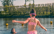 Kinder im Schwimmwasser - EuroParcs De Rijp - West Graftdijk, Nordholland, Niederlande