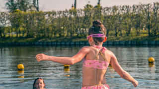 Kinder im Schwimmwasser - EuroParcs De Rijp - West Graftdijk, Nordholland, Niederlande