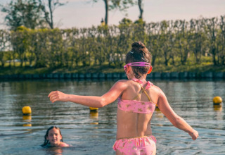 Kinderen in zwemwater - EuroParcs De Rijp - West-Graftdijk, Noord-Holland, Nederland
