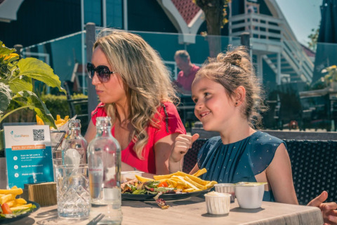 Moeder en dochter op terras - EuroParcs De Rijp - West-Graftdijk, Noord-Holland