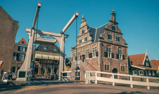 Alte Giebel und Zugbrücke - EuroParcs De Rijp - West Graftdijk, Nordholland, Niederlande