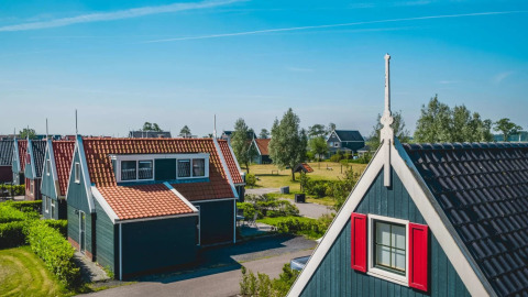 Rode daken van accommodaties - EuroParcs De Rijp - West-Graftdijk, Noord-Holland, Nederland