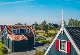 Rote Dächer von Unterkünften - EuroParcs De Rijp - West Graftdijk, Nordholland, Niederlande