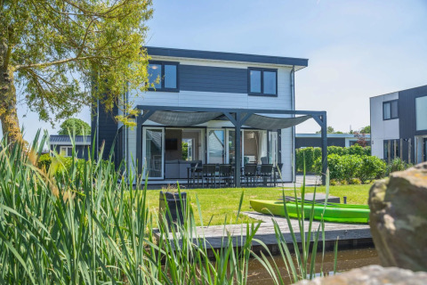 Tuin met terras aan het water - EuroParcs De Rijp - West-Graftdijk, Noord-Holland, Nederland