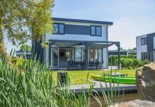 Garden with waterfront terrace - EuroParcs De Rijp - West Graftdijk, North Holland, Netherlands