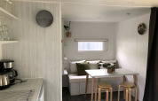Binnenzicht van de Coco Deluxe safaritent bij Vakantiepark Delftse Hout met eetplaats en keuken.