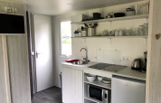 Kompakte Küchenzeile im Coco Deluxe Safarizelt im Vakantiepark Delftse Hout, Niederlande, mit Geräten.