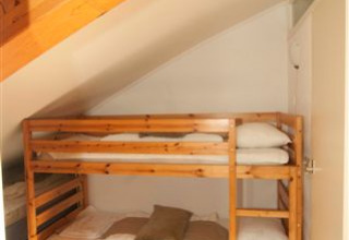 Literas bajo techo inclinado en la tiny house Grasdakbungalow del Vakantiepark Delftse Hout en Países Bajos.
