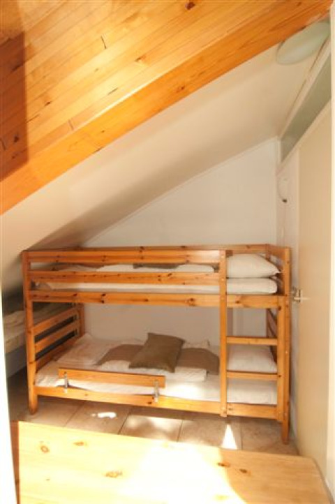 Literas bajo techo inclinado en la tiny house Grasdakbungalow del Vakantiepark Delftse Hout en Países Bajos.