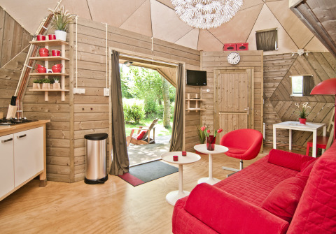 Indretningen af et hyggeligt tiny house, Wooden Igloo, i Holiday Park Delftse Hout, Holland.