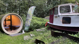 Alojamiento único en el bosque con un barco y un área de asientos dentro de una tubería redonda en Buytenplaets Suydersee.