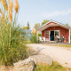 Familie nyder en solrig dag på verandaen til en lodge ved Vakantiepark Leukermeer i Holland.