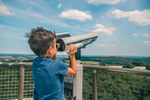 Garçon observant avec des jumelles - EuroParcs Brunssummerheide - Brunssum, Limburg, Pays-Bas